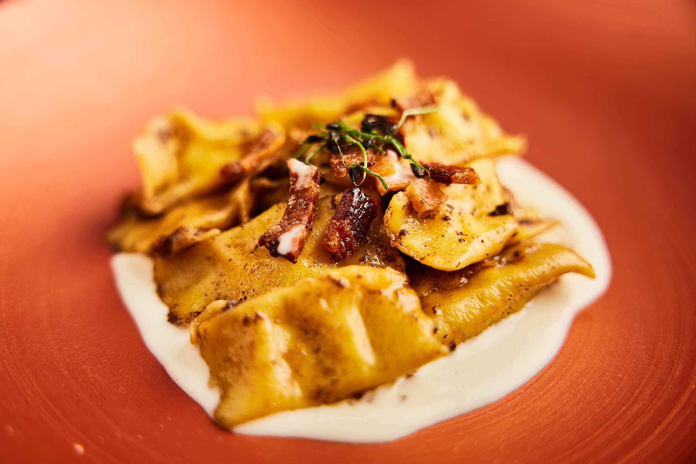 Agnolotti. patata affumicata, Guancia croccante, Fonduta di provola del ristornate Gourmet Peculiare ad Aversa